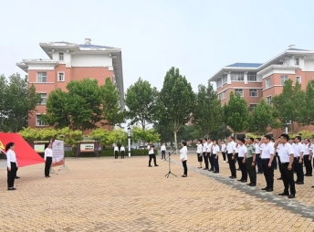 2022年7月1日，縣四大班子領(lǐng)導(dǎo)出席在我校舉行的慶祝建黨101周年升國旗儀式，并帶領(lǐng)大家重溫入黨誓詞